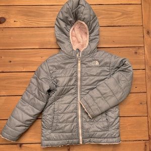 The north face Girls Reversible Mossbud Parka size XS (6) in gray / pink